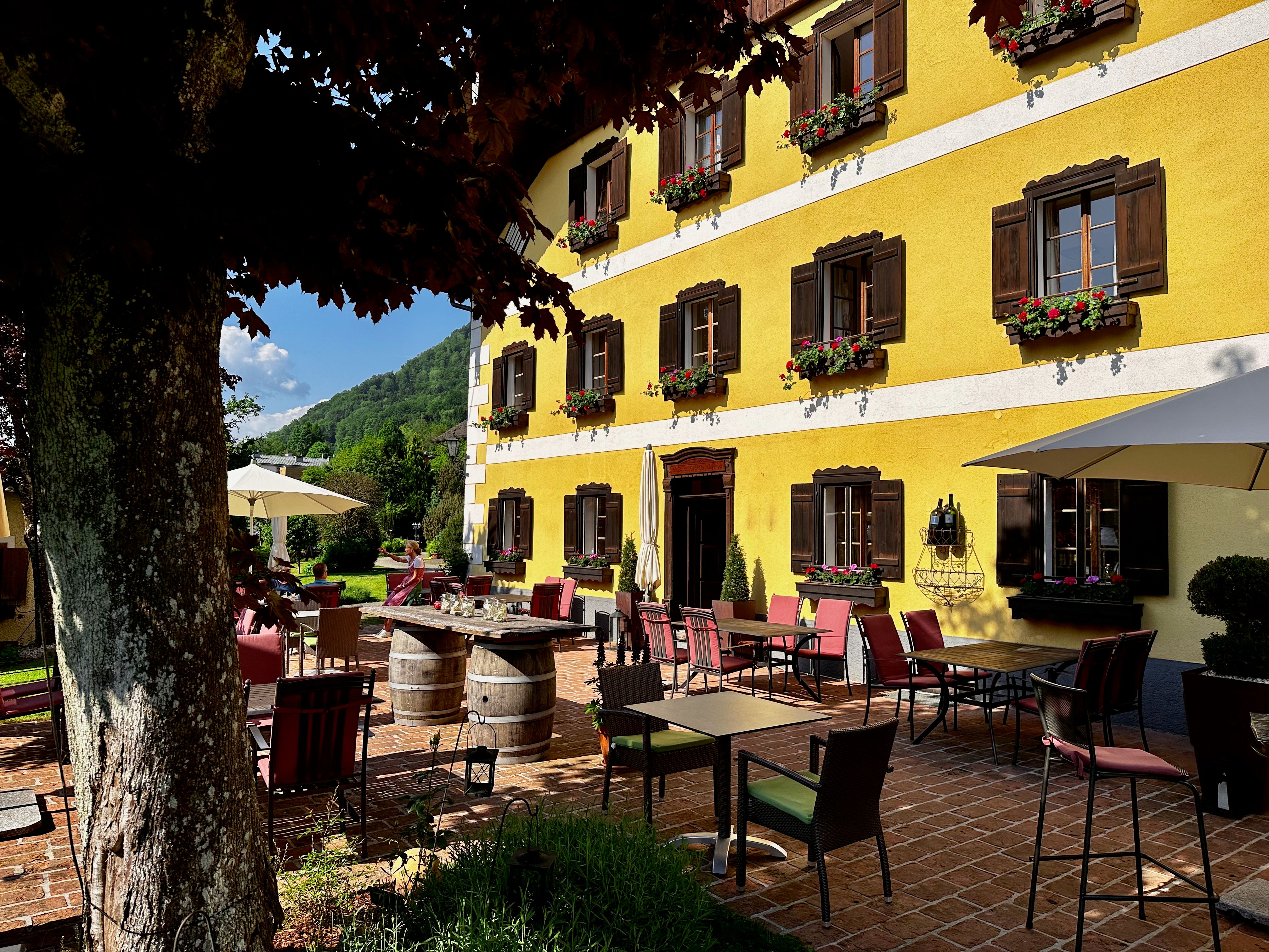 Hotel Lexenhof am Attersee Terrasse vorm Haus