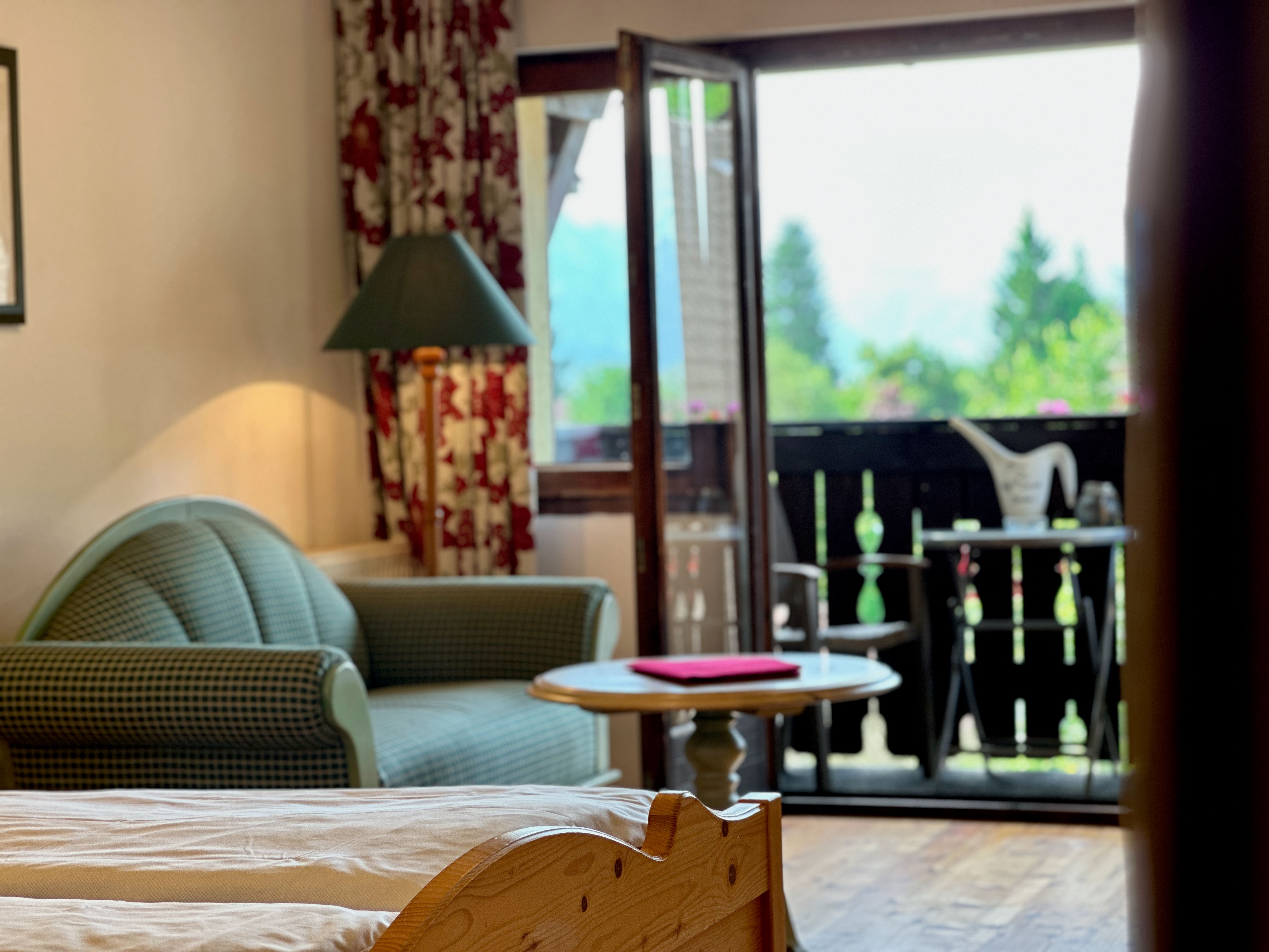 Zimmer 201 Bett mit Balkon