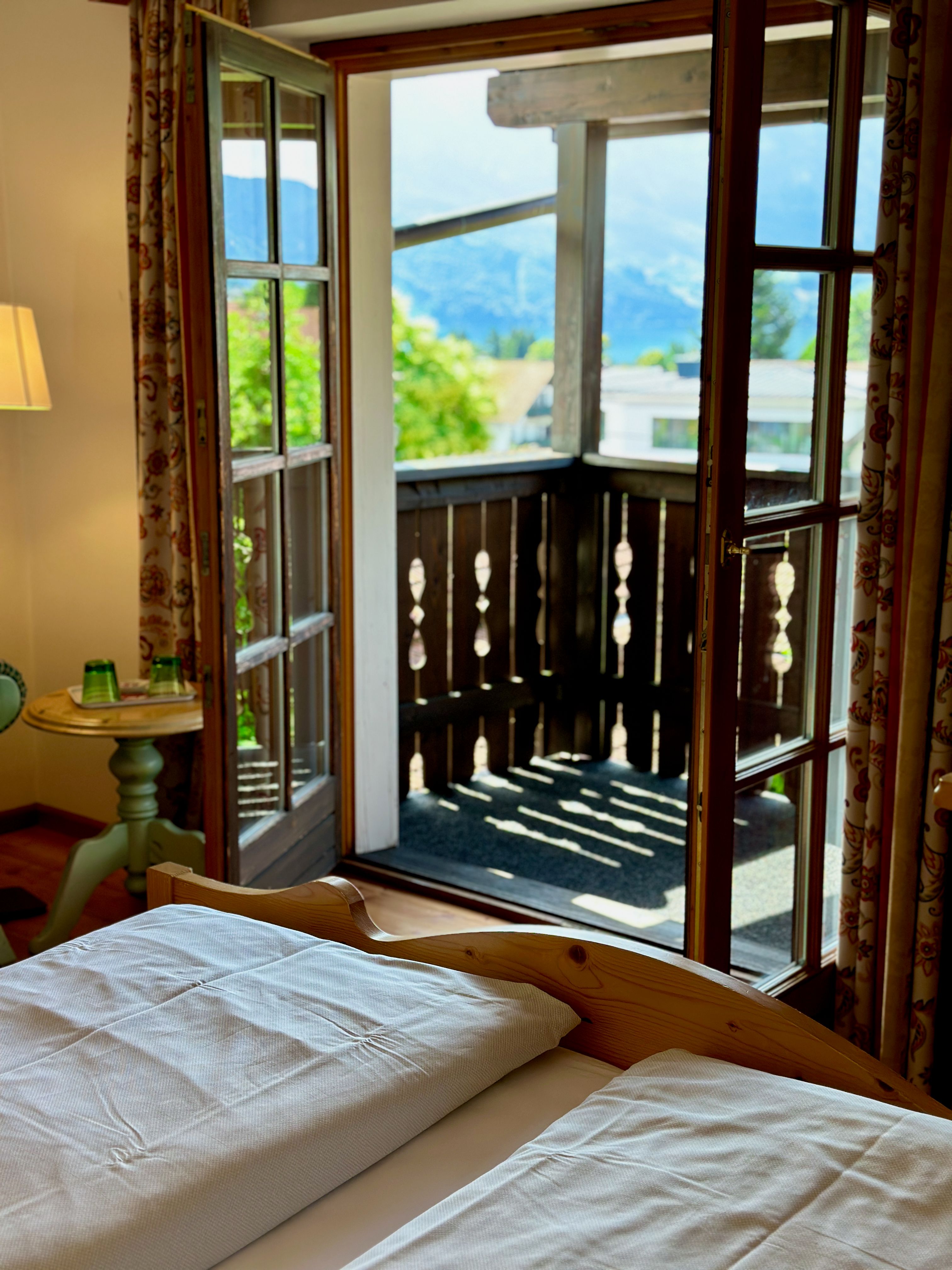 Zimmer 203 Bett mit Balkon